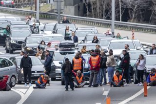 Comme les activistes de "Renovate Switzerland" le font régulièrement savoir via des actions coup de poing, la Suisse n'est de loin pas un bon élève s'agissant du gaspillage des ressources. Si tout le monde vivait de manière aussi dispendieuse, ce ...